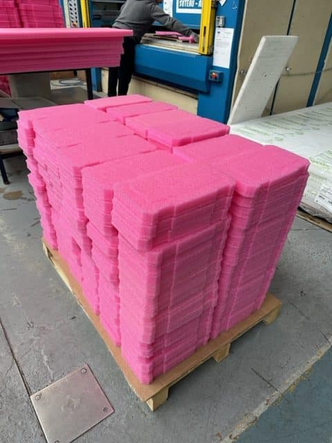 Formats techniques de mousse de Polyéthylène antistatique rose en sortie de presse avant les soudures