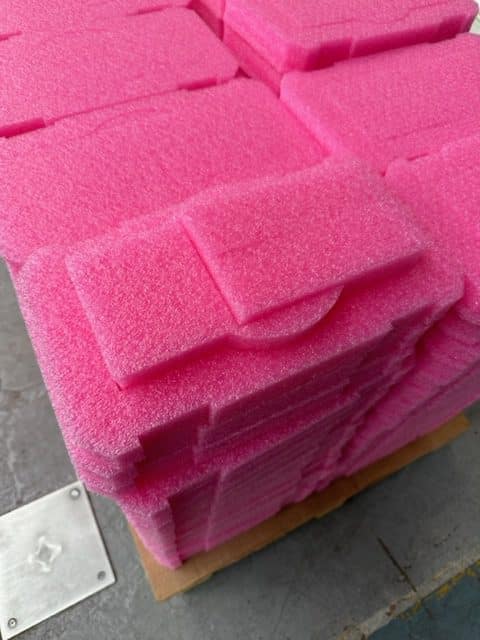 Formats techniques de mousse de Polyéthylène antistatique rose en sortie de presse avant les soudures